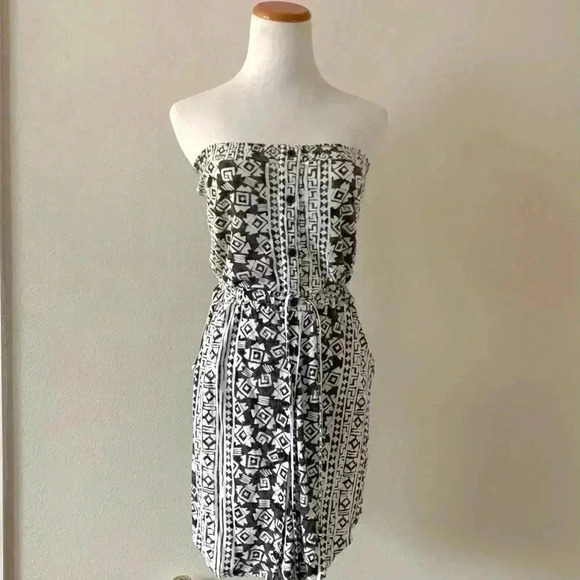 Garage black and white strapless flowy mini dress with tie waist - Picture 1 of 5